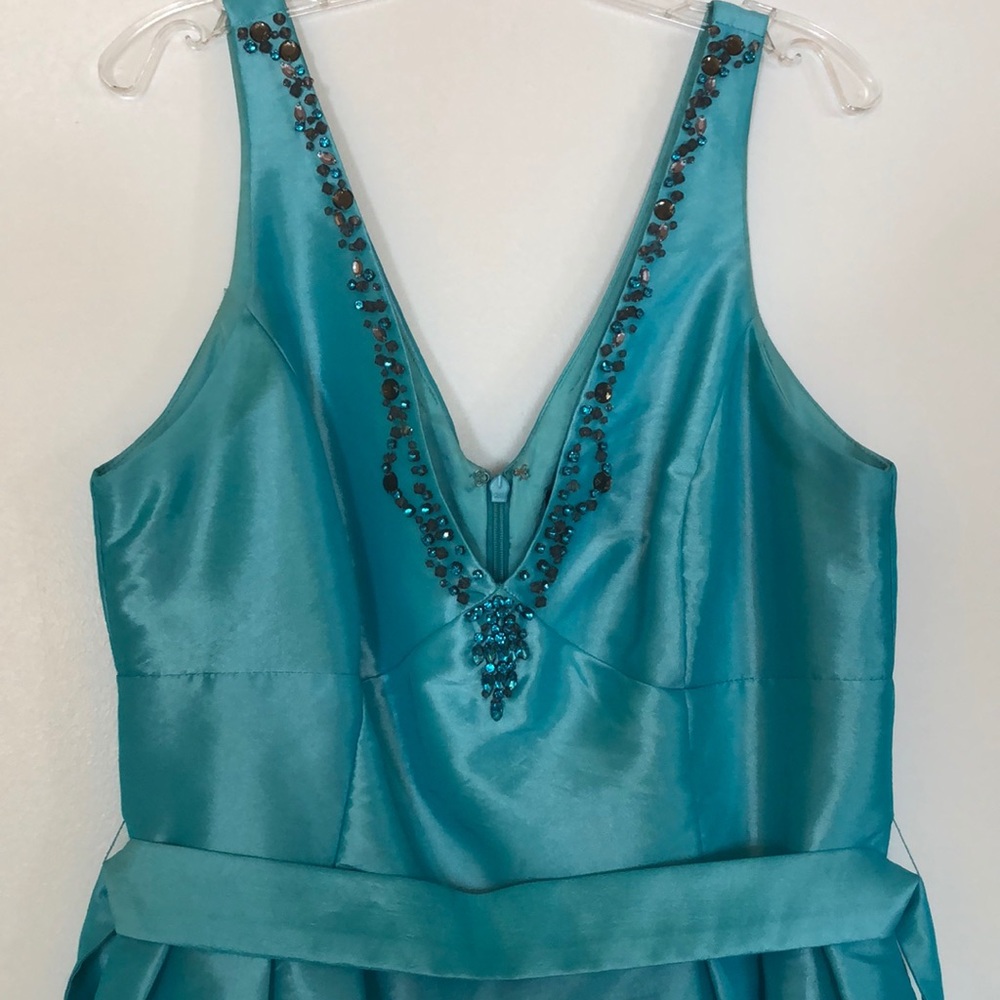 Vintage-style party dress. Gorgeous beading.